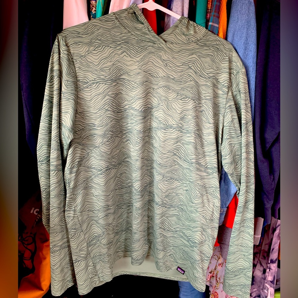 LIKE NEW PATAGONIA Men’s Hooded Sun/Fishing Shirt - Stylish Green Topo Pattern!
